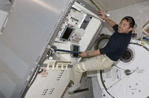 Astronautas equipan laboratorio espacial japonés