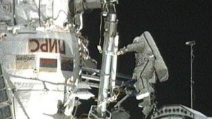 Astronautas pierden dos herramientas en el espacio 