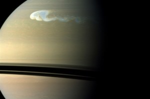 La gigantesca 'mancha blanca' de Saturno