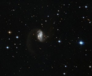Hubble capta una galaxia con forma de gusano