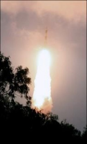 India lanza con éxito misión Lunar