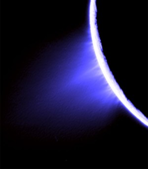 Columnas emitidas por luna de Saturno podrían contener agua