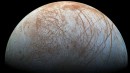 Revelan el enigma de las manchas oscuras de la luna Europa 