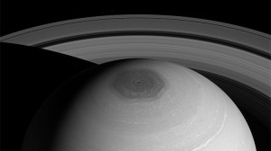 Explican el fenómeno del hexágono polar de Saturno luego de 30 años