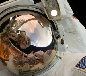 El 'Atlantis' retrasa su regreso debido al mal tiempo