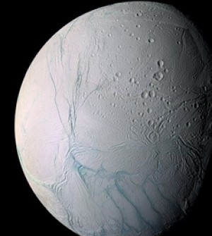 Primeras fotos de géiseres de agua en una luna de Saturno