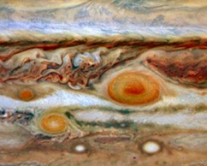 El telescopio espacial “Hubble” captó imágenes de una tercera mancha roja...