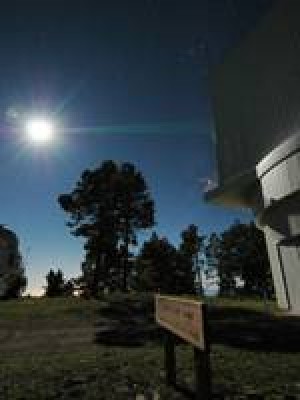 Anomalías en la Luz de un Reflector Ubicado en la Luna